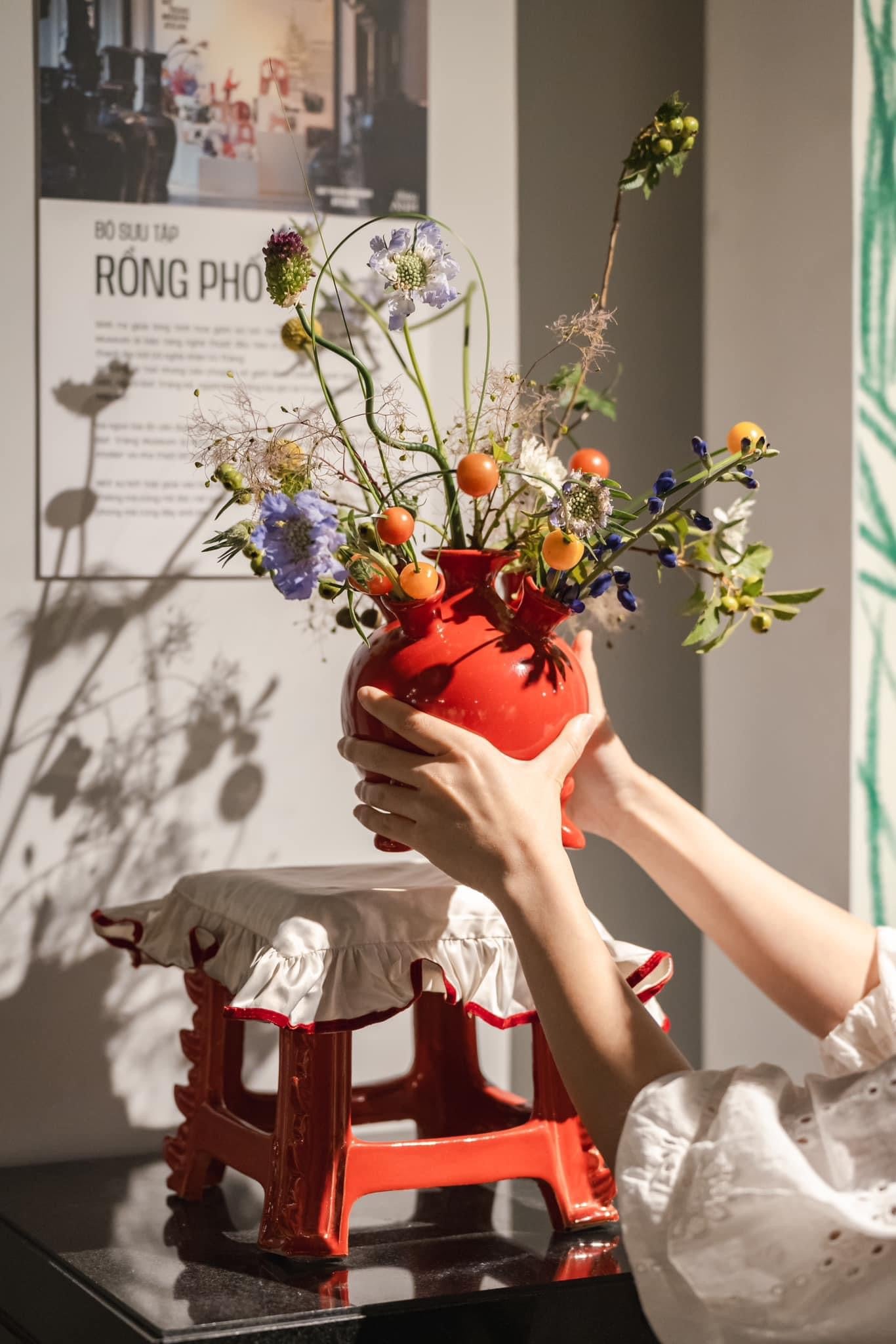"Bat Trang ceramics - 5-bulb Tulipiere Vase in bright red, traditional Vietnamese design"