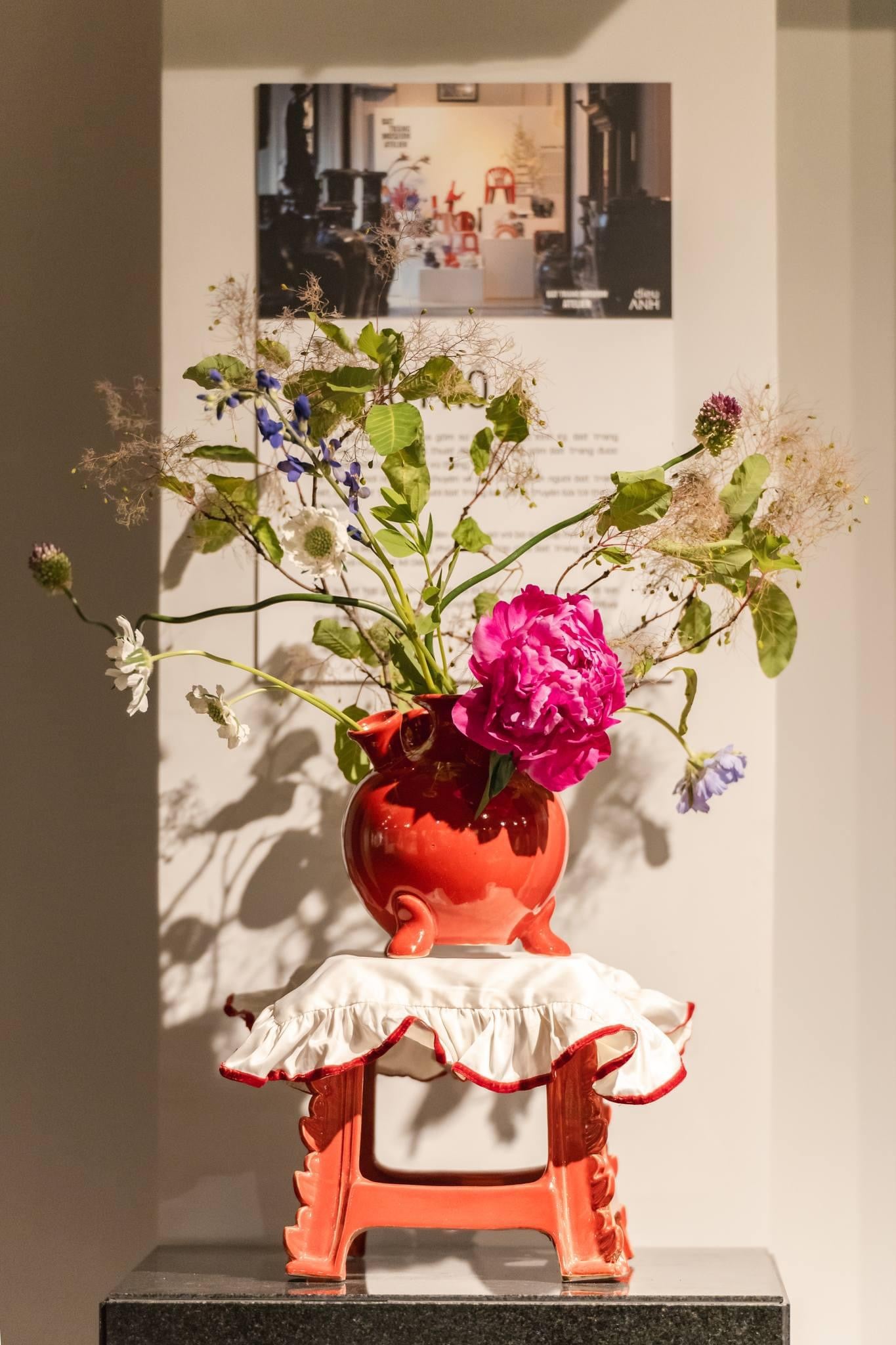 "Bat Trang ceramics - 5-bulb Tulipiere Vase in bright red with traditional Vietnamese design"