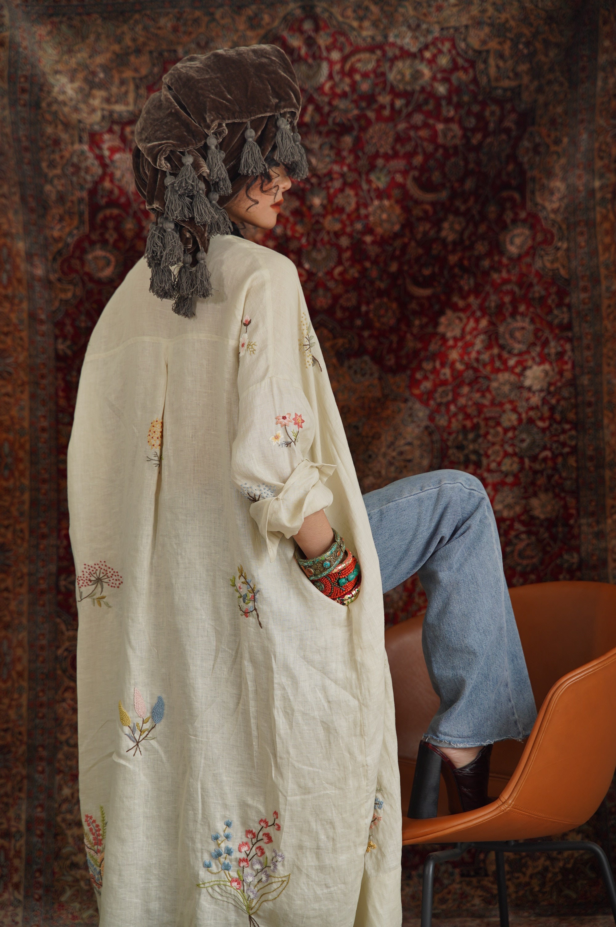 "Terra" embroidered linen cardigan in black by Huulala, featuring artisan floral patterns, cultural authenticity.