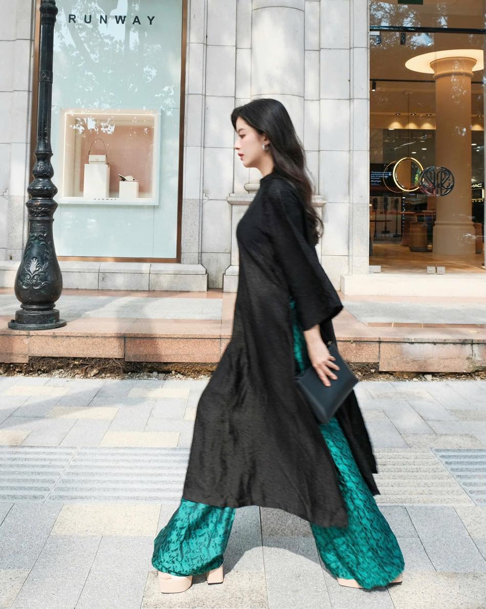 "Elegant 'Huyen Hoa' Ao dai set in black silkworm silk, traditional Vietnamese dress by Moc."