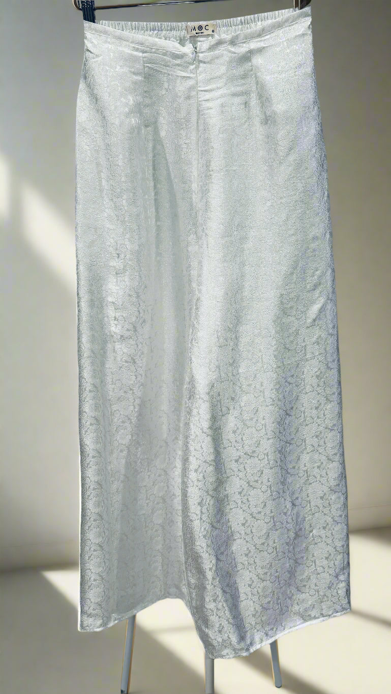 "White Ao Dai pants with chrysanthemum pattern in silk jacquard, traditional Vietnamese attire by Moc."