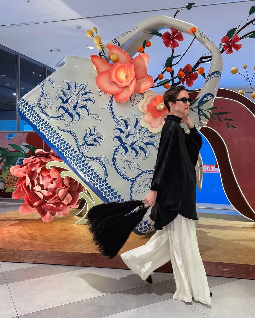 "Bich Tam" Set with black jacquard top and white wide-leg pants, featuring floral pattern, elegant and versatile.