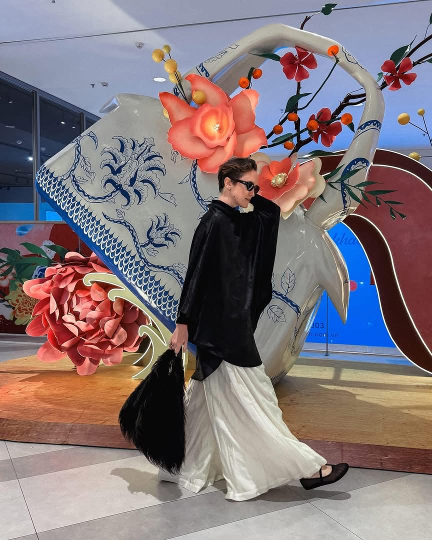 "Bich Tam" Set - Black jacquard top with floral pattern and white wide-leg pants, elegant and versatile outfit.