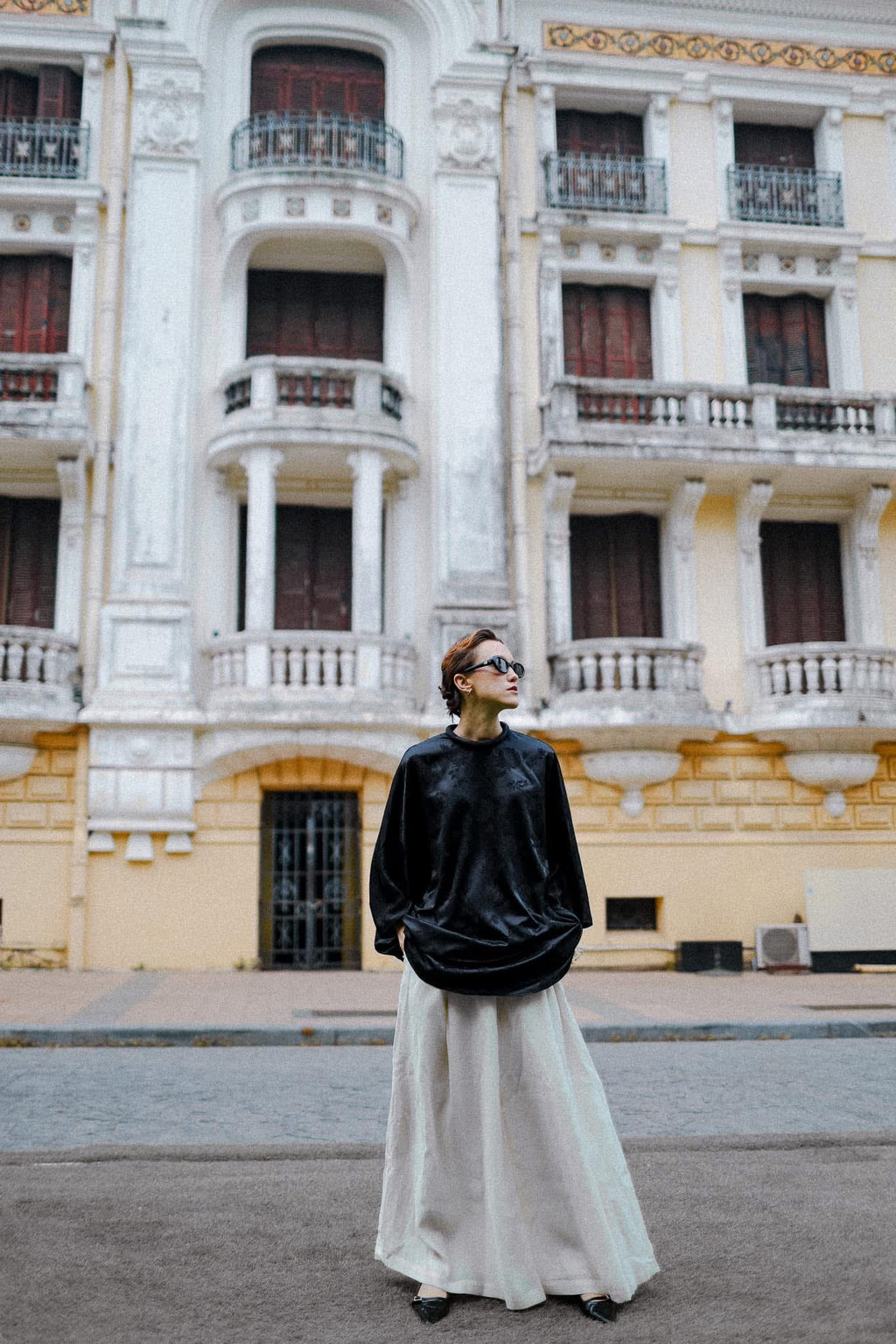 "Bich Tam" Set: Black jacquard top with floral pattern, round neckline, paired with white wide-leg "Bong Benh" pants.