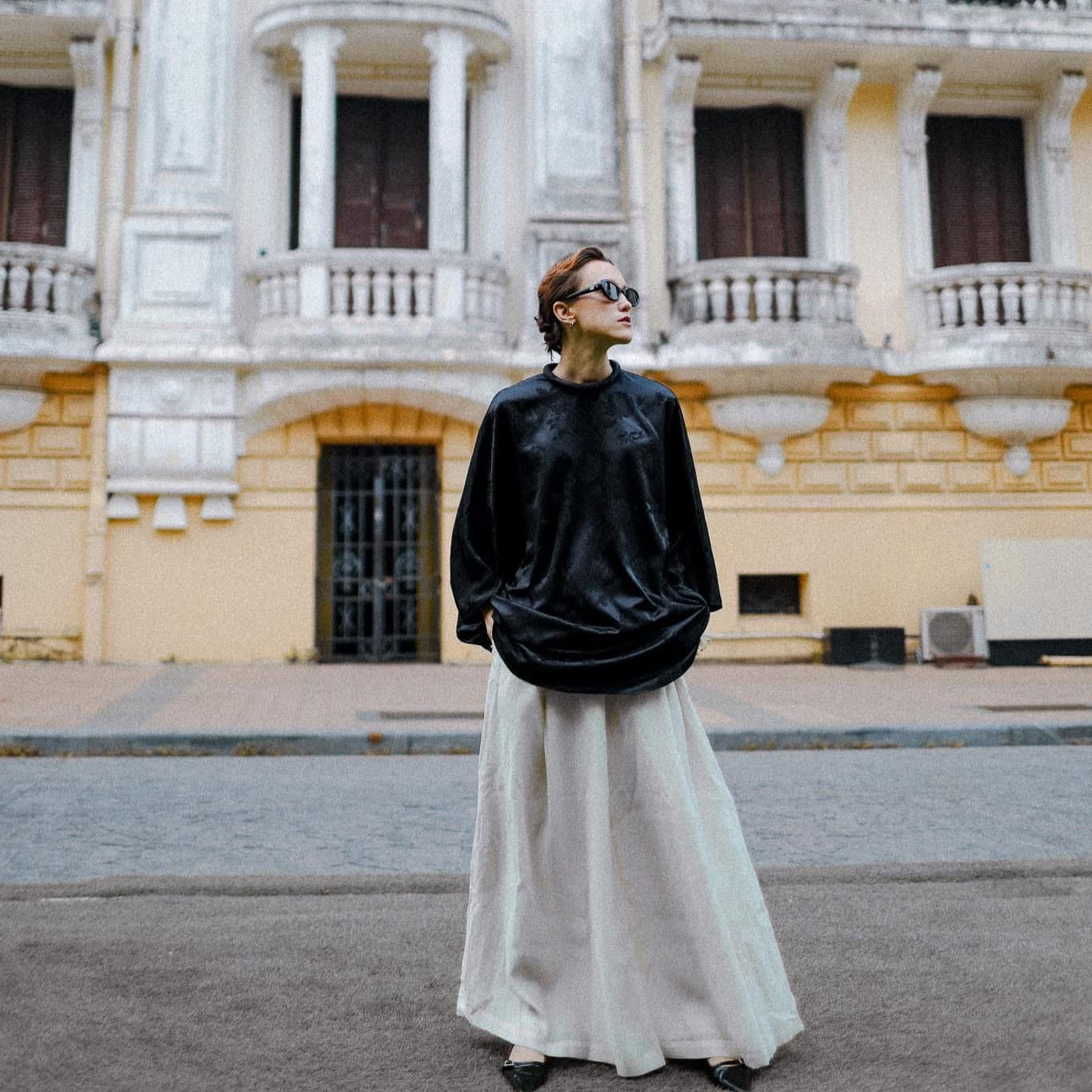 "Bich Tam" Set: Black jacquard top with floral pattern, round neckline, paired with white wide-leg "Bong Benh" pants.