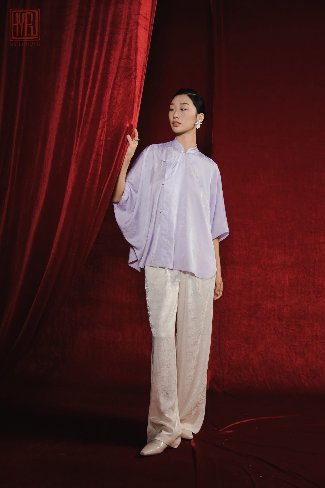 "Cam Vien Set - Freesize Mandarin-neck top in white silk with jacquard patterns and wide-leg pants by Hy Phuong."