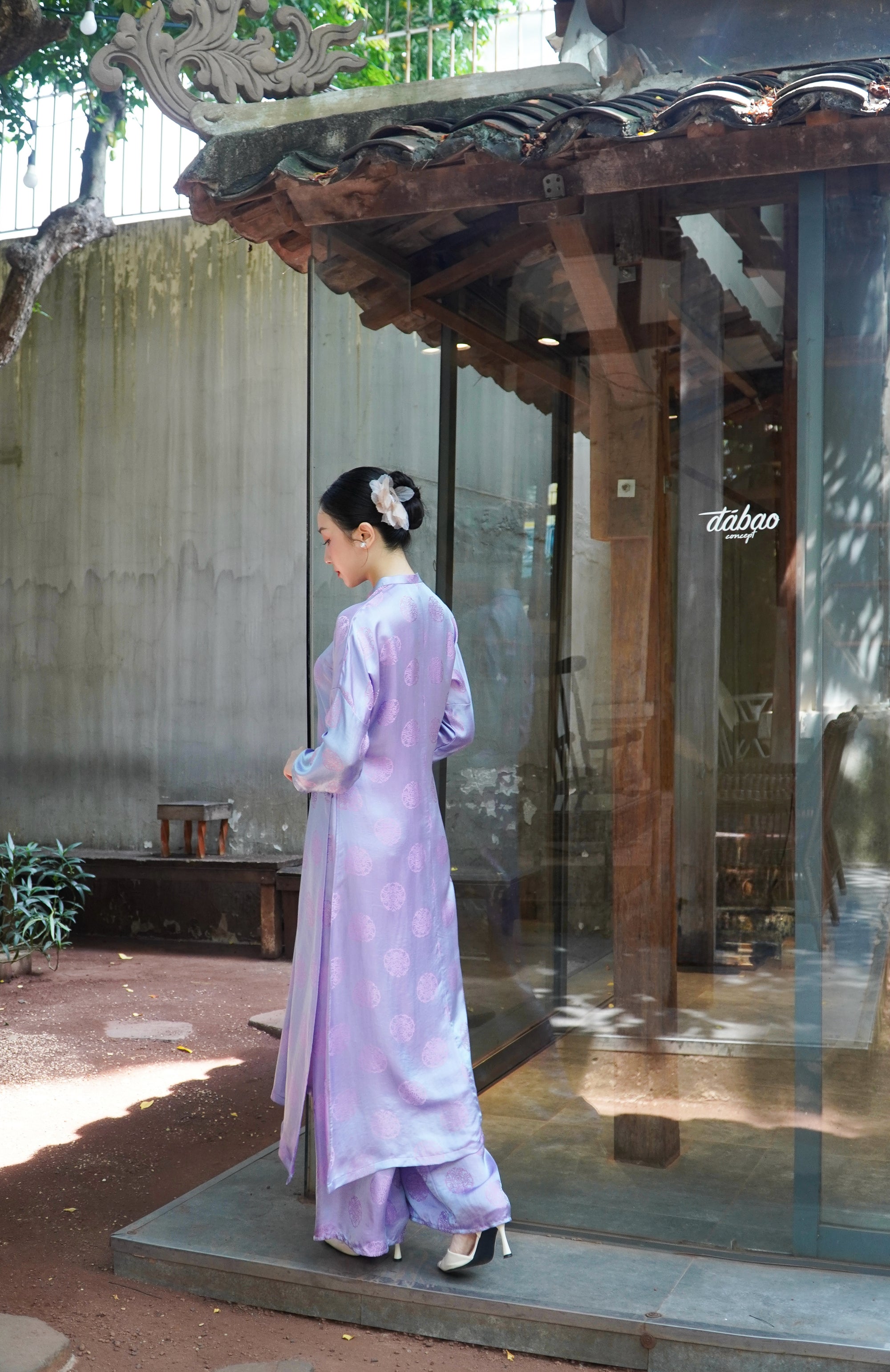 Ngũ Vân" Ao-dai Set – Wormsilk 5-panel Aodai in Lavender - Style shot - Luxury Vietnamese fashion