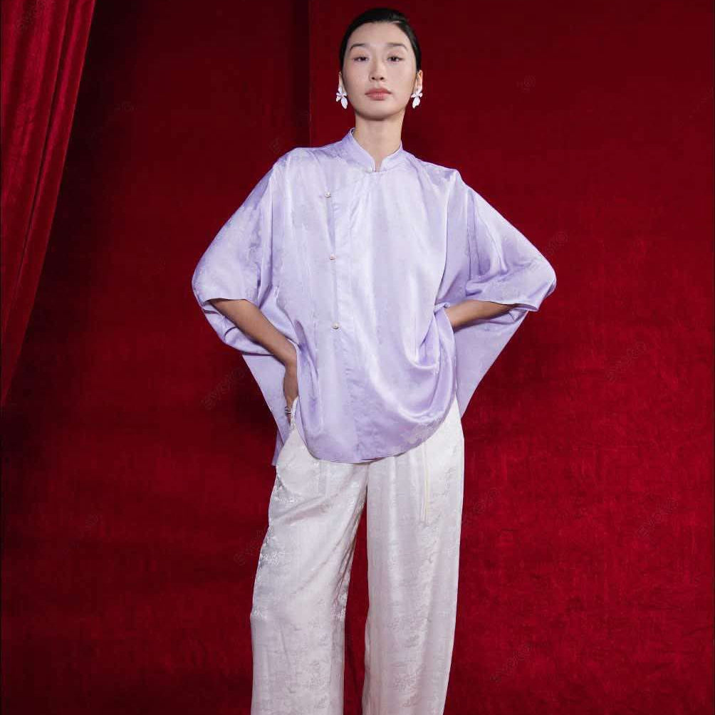 "Cam Vien Set - Freesize Mandarin-neck top in lilac silk with jacquard patterns and white wide-leg pants, Vietnamese modern design by Hy Phuong"