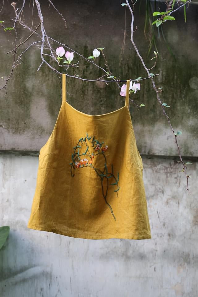 "Mai" - Embroidered linen tank top in cream with floral pattern by Huulala.