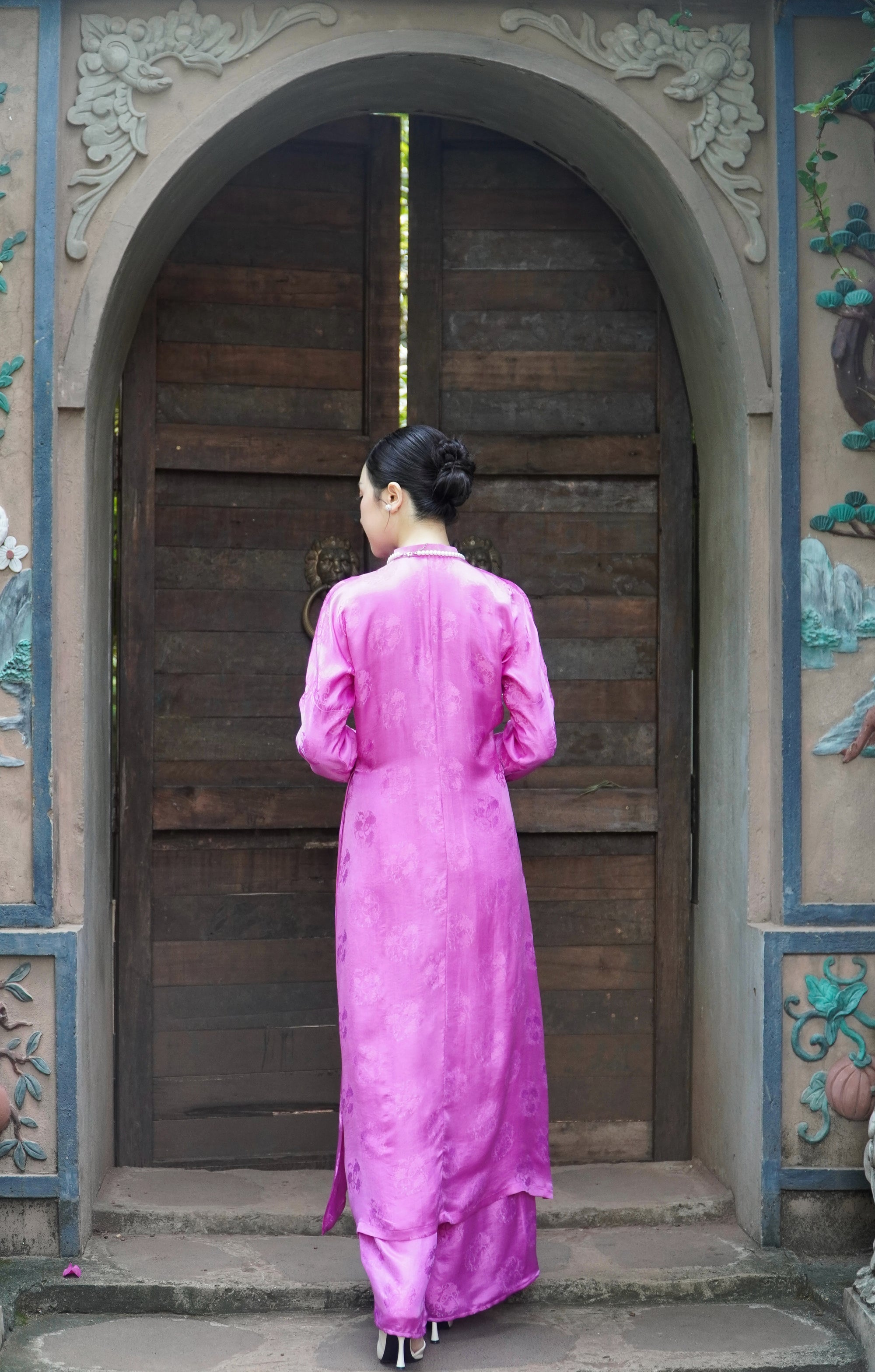 Nguyệt Liên" Ao Dai set -  Wormsilk 5-panel Design in Pink - Close-up - Authentic Vietnamese fashion details
