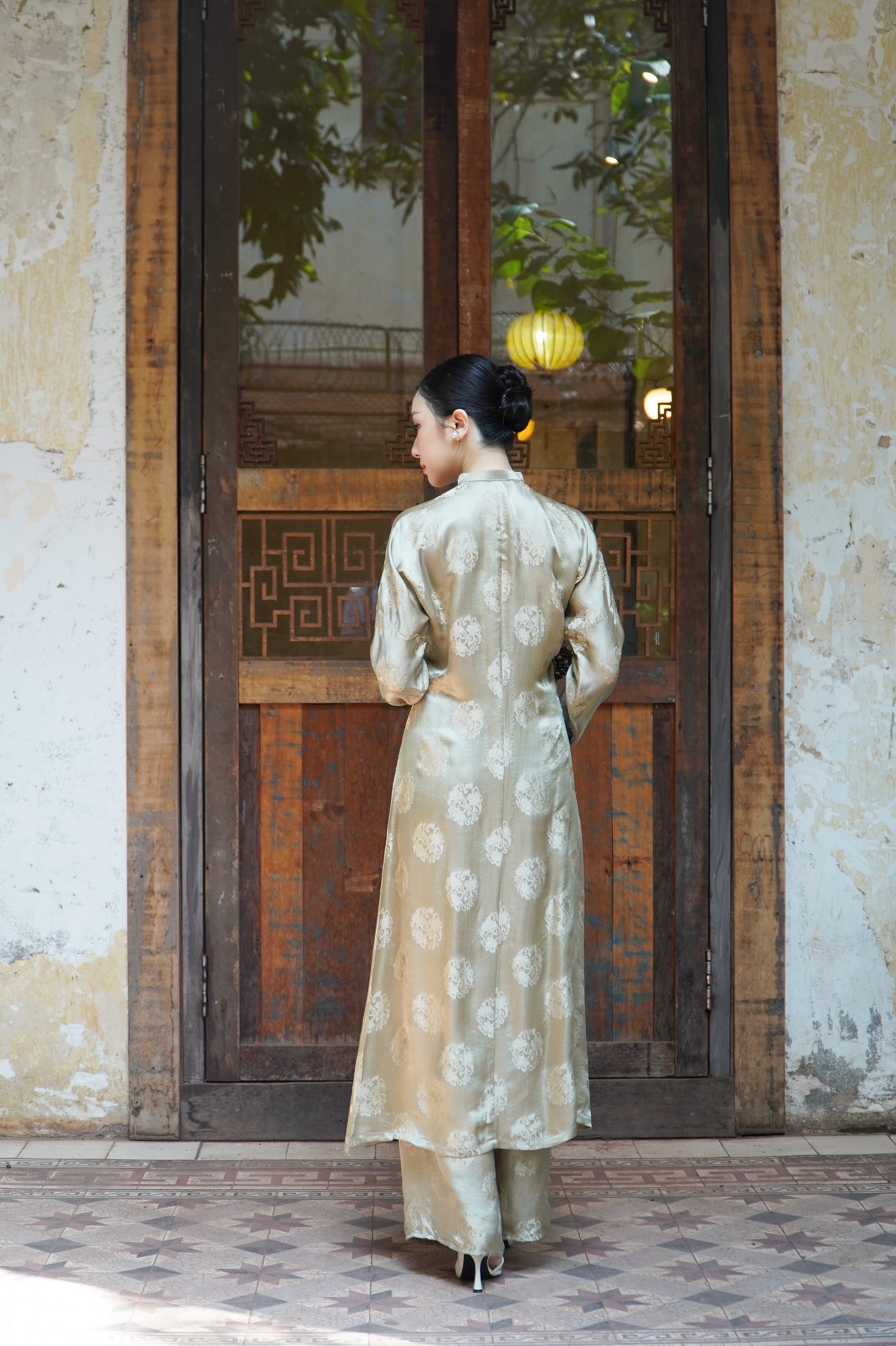 Nguyệt Liên" Ao Dai set - Wormsilk 5-panel design in Clay - Close-up - Authentic Vietnamese fashion details