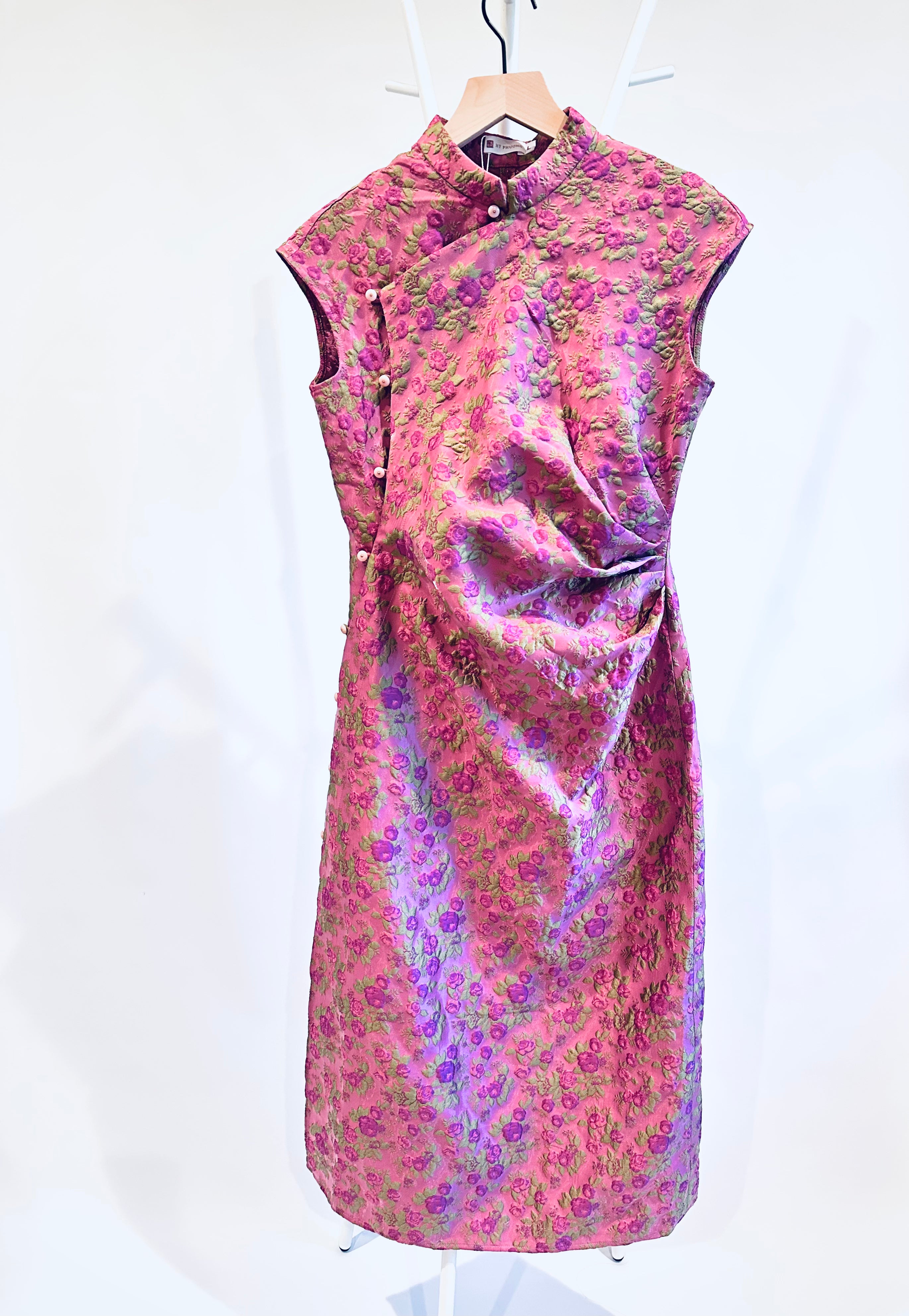 "Hương Trầm" sleeveless brocade cheongsam in magenta silk by Hy Phuong, modern floral pattern.
