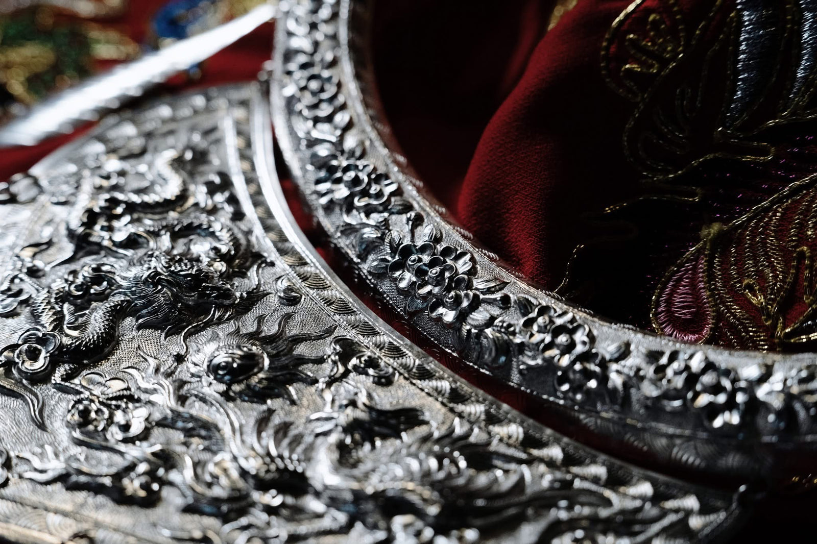 Vietnamese Silver - Nhat Chi Mai – Collar Necklace in Fine Silver - detail close-up in silver by HI de Maison