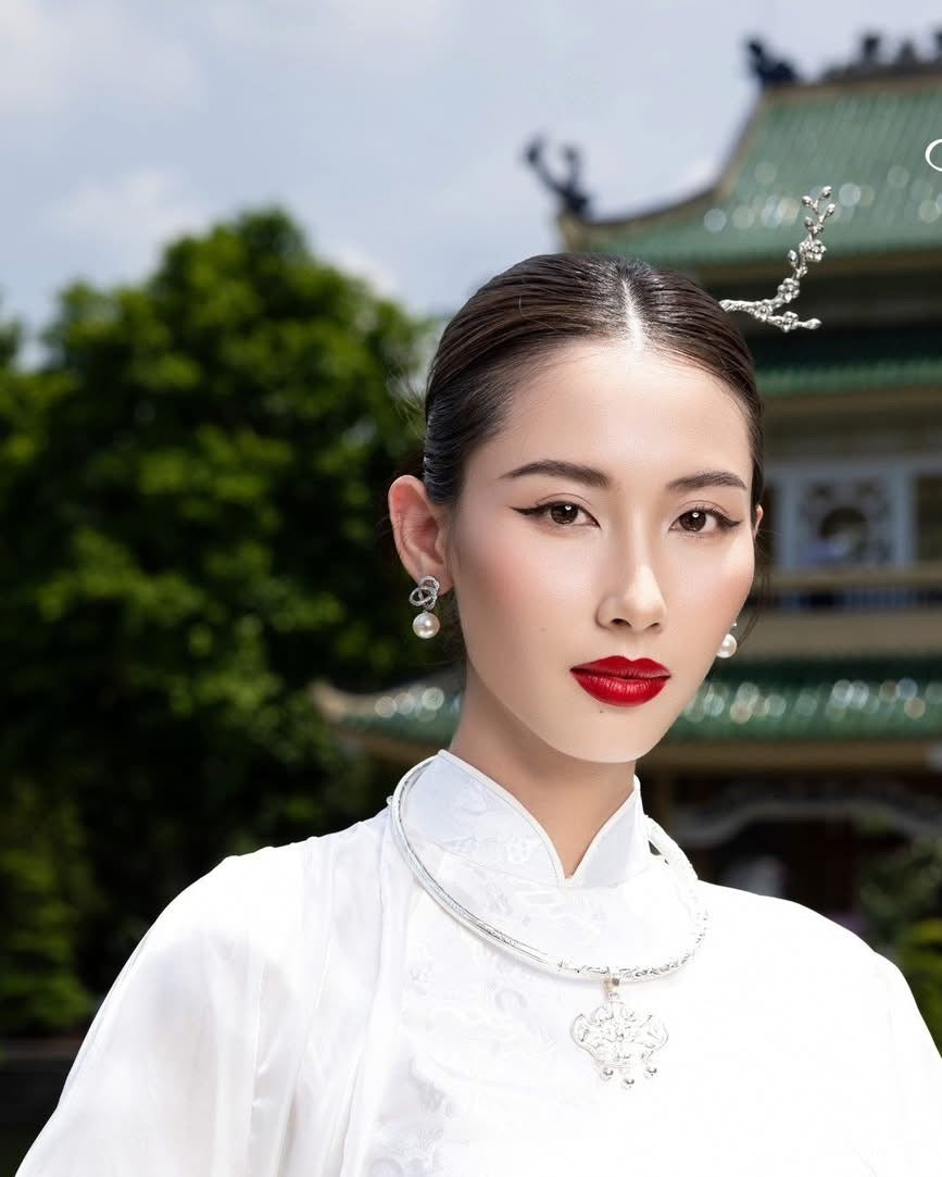 Vietnamese Silver - Nhất Chi Mai – Fine Silver Hair Pin with Apricot Blossoms - worn presentation in silver by HI de Maison