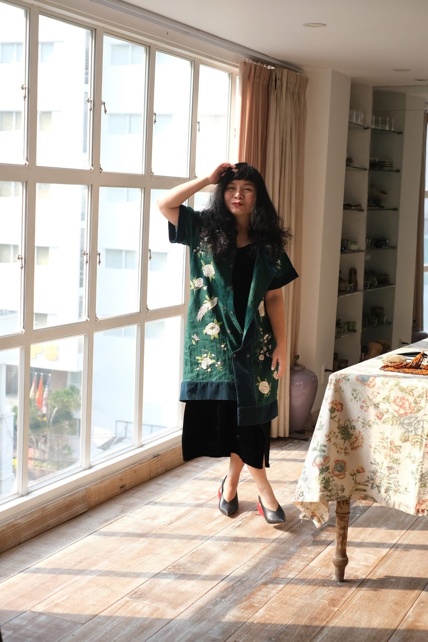 "Uni mid-length kimono with velvet trim, featuring floral embroidery, in green silk and cotton blend by Huulala."