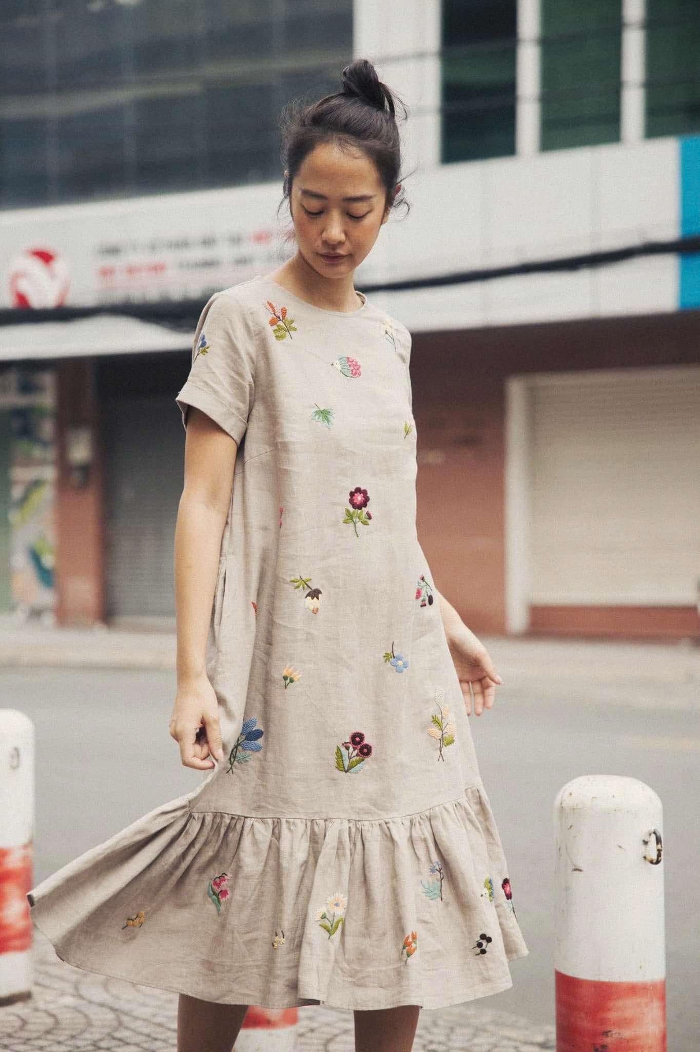 "Jacky embroidered linen ruffled dress in gray with colorful floral patterns by Huulala"
