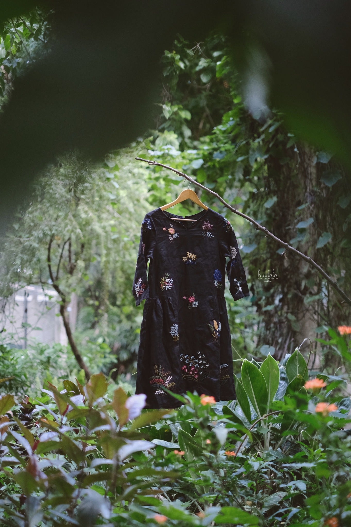 "Vietnamese embroidered linen dress 'Mimosa' in navy with floral pattern by Huulala"