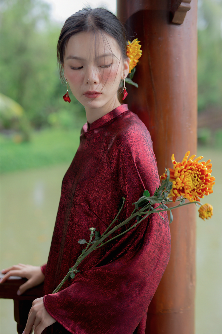 Tich Luu Ao Dai Set in Metallic Pomegranate Red with Dark Moss Pants [Modern cut] - side profile by Moc