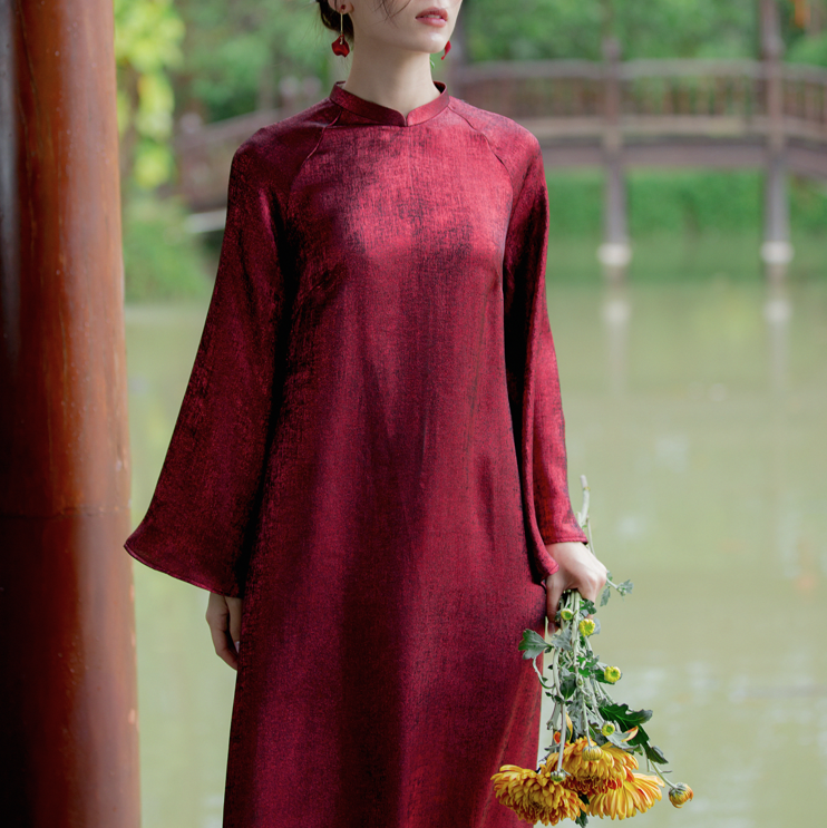 Tich Luu Ao Dai Set in Metallic Pomegranate Red with Dark Moss Pants [Modern cut] - side profile by Moc