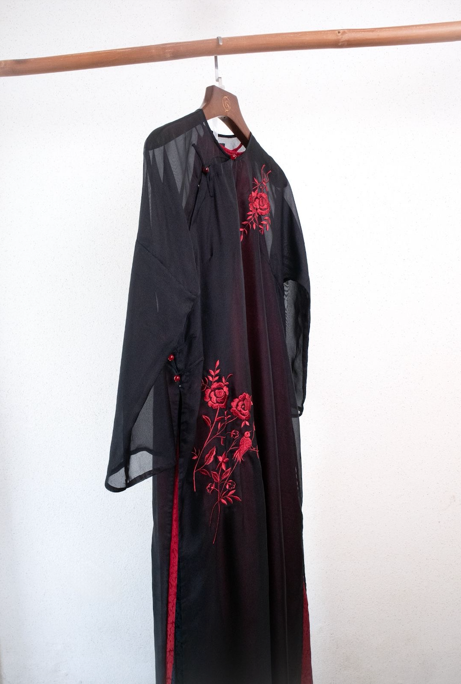 "Midnight Peony" Ao-dai Set – Embroidered Organza in Noir