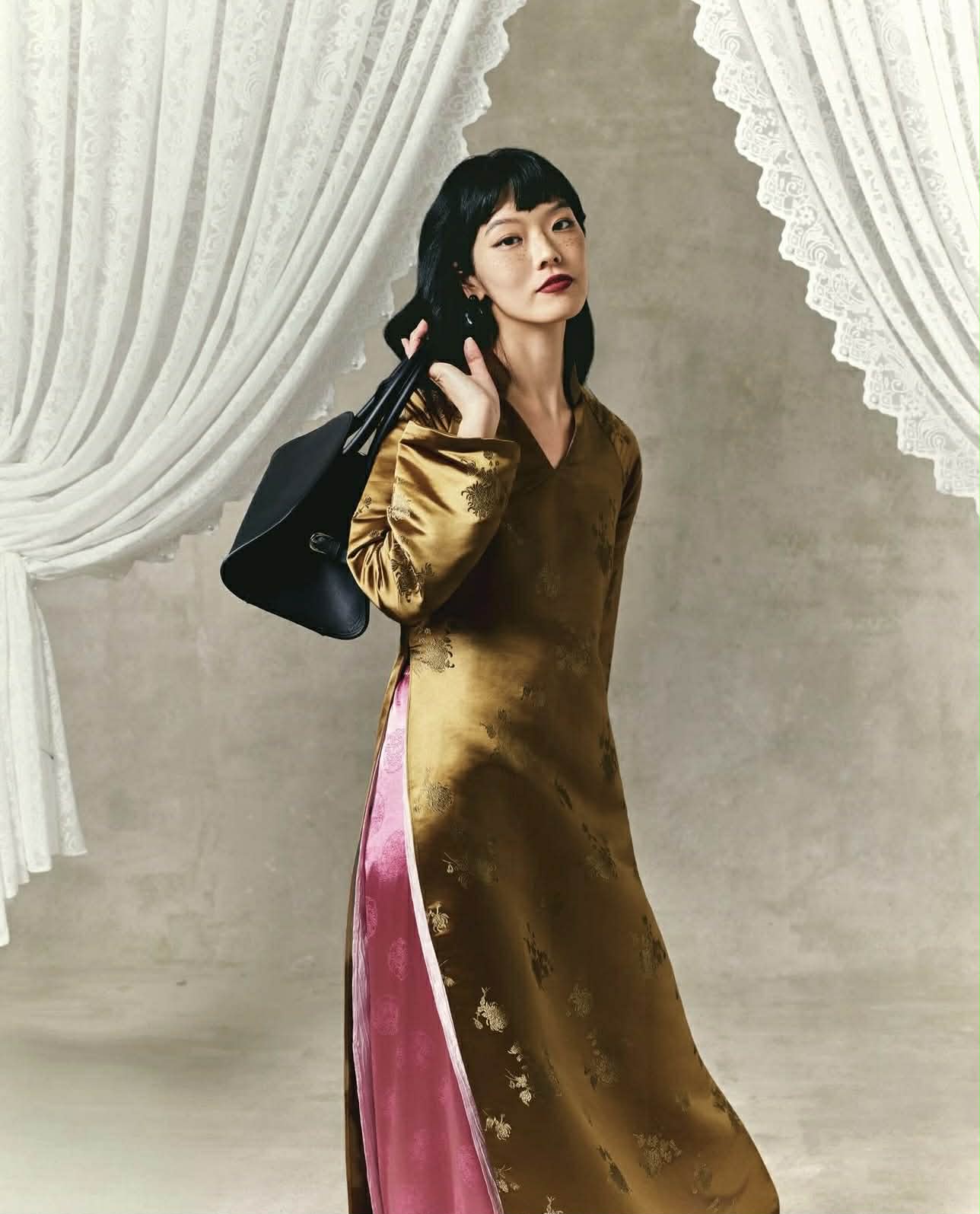 Vietnamese Ao Dai - Maison Mãn Anh Ao-dai Set – Brocade in Gold with v-neck - front view in silk in gold by H2B a la Mode