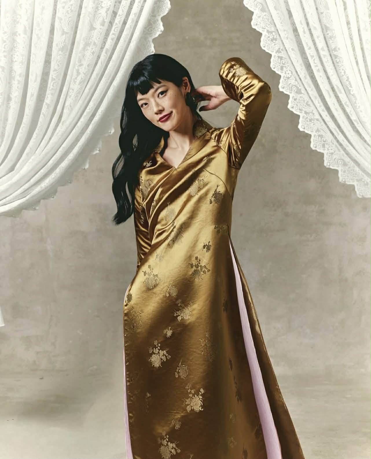Vietnamese Ao Dai - Maison Mãn Anh Ao-dai Set – Brocade in Gold with v-neck - front view in silk in gold by H2B a la Mode