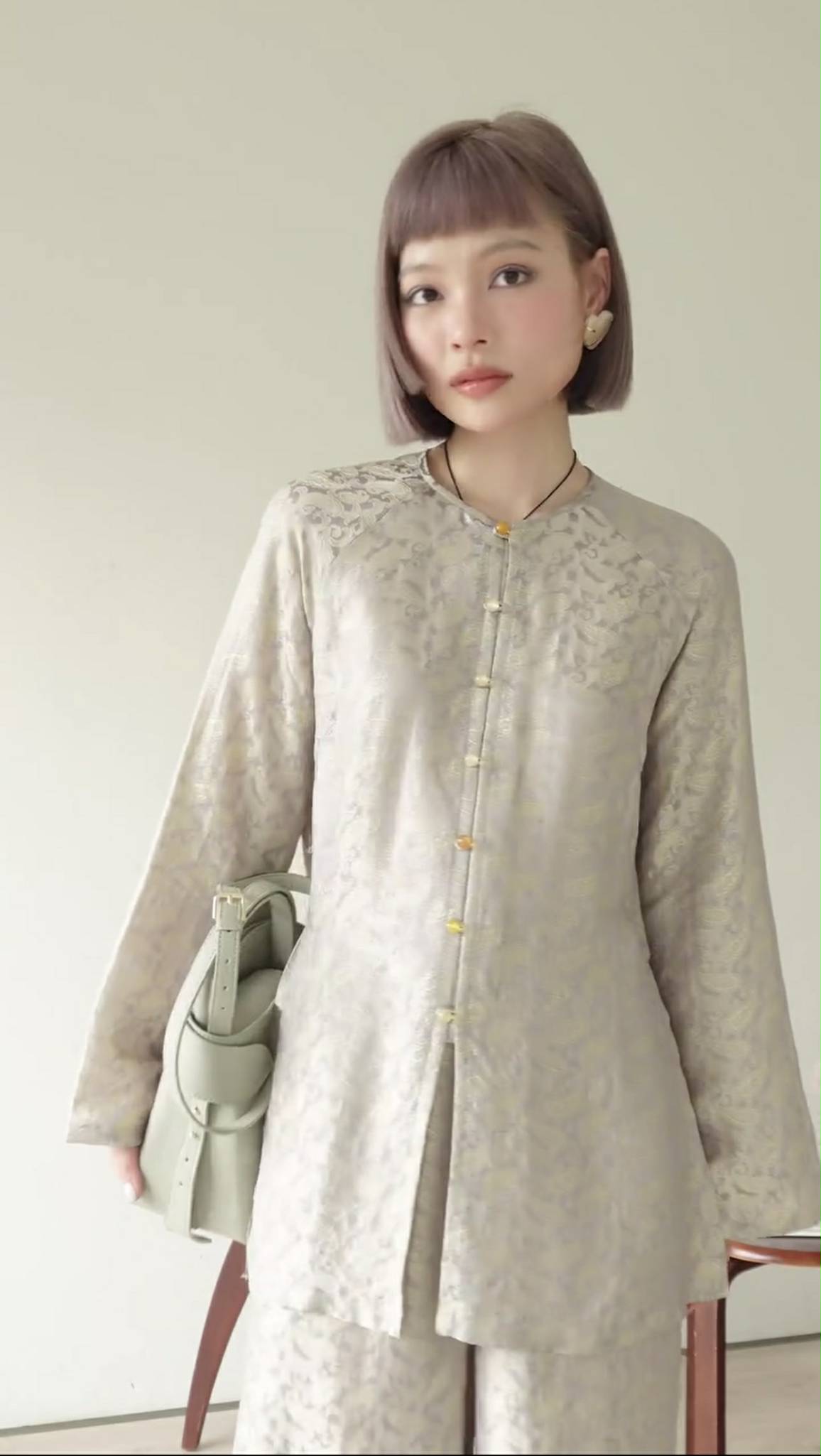 AN Ao-Ba-Ba - Wormsilk in Gold/beige with silver pattern - worn presentation by huyen thai - Ao Ngan