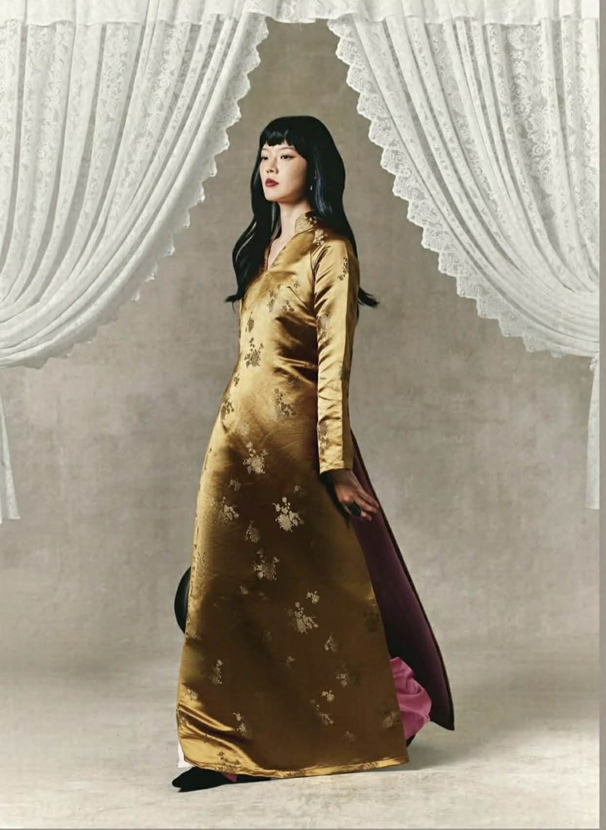 Vietnamese Ao Dai - Maison Mãn Anh Ao-dai Set – Brocade in Gold with v-neck - side profile in silk in gold by H2B a la Mode