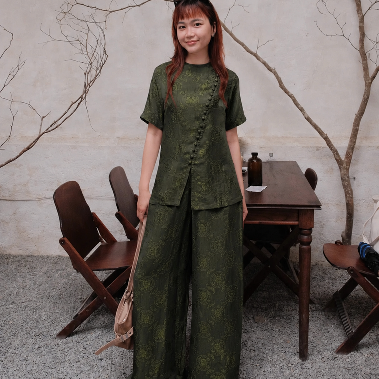 “Diagonal Grace” Ao-Ngan Set – Short-sleeve Worm Silk in Moss Green