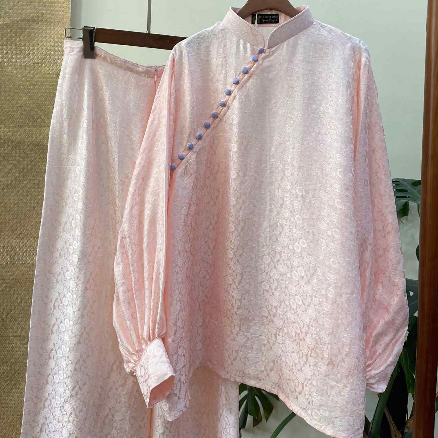 KY Ao-Ngan (Shorter version of Ao-dai) with Balloon Sleeve - Wormsilk in Light Pink/Violet Button - front view